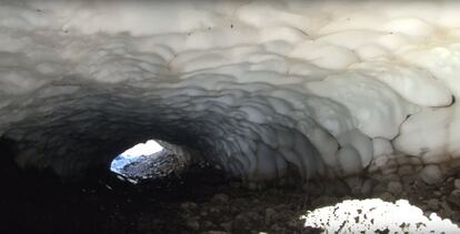 Las frías cuevas también constituyen un espectáculo por los reflejos de la luz del sol en el hielo, que adquieren tonalidades azules.