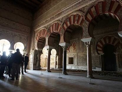 Un grupo de turistas, en el Salón Rico de Medina Azahara, cuya restauración comenzará en un mes.