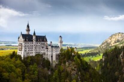 Vista del castillo de Neuschwanstein, encaramado sobre un espolón rocoso en la región de Baviera (Alemania).