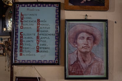 Retrato de Lucio Cabañas junto a un acrónimo hecho por su hermano, Pablo Cabañas.