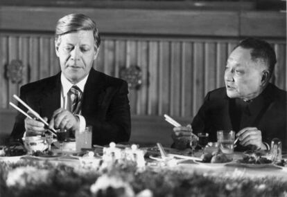 El primer ministro Deng Xiaoping enseña al canciller alemán, Helmut Schmidt, a comer con palillos durante un banquete en Pekín, el 29 de octubre de 1975. |