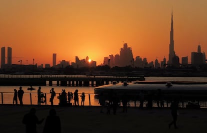 Gente viendo el atardecer en Dubái (Emiratos Árabes Unidos).
