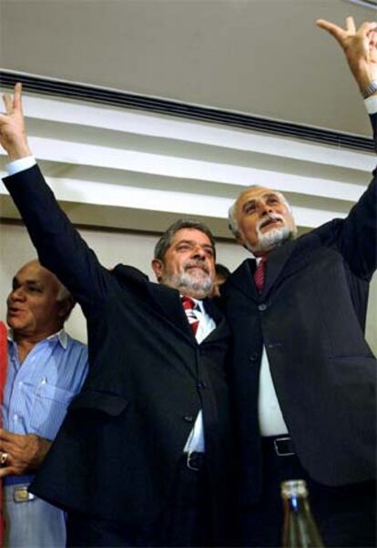 Lula da Silva (izquierda), con el presidente del Partido de los Trabajadores de Brasil, José Genoino.