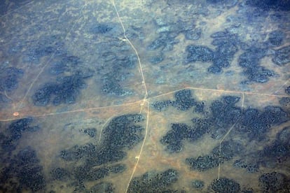 A small dam and roads can be seen in drought effected farmlands in outback Western Australia, November 12, 2015. A pioneering Australian scheme to improve the management of water in the world's driest inhabited continent is facing its first real test as an intensifying El Nino threatens crops and builds tensions between farmers and environmentalists. An El Nino, a warming of sea-surface temperatures in the Pacific, is already causing drought and other extreme weather, affecting millions of people across parts of the world, and experts warn that the intensifying weather pattern could emerge as one of the strongest on record.     REUTERS/David Gray