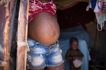 Algunas mujeres, especialmente adolescentes, se quedan embarazadas en los campos de desplazados. Las organizaciones civiles de la República Dominicana han reportado abusos y violaciones a las jóvenes.