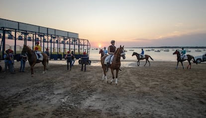Carreras de caballos en la playa de Bajo de Guía, en Sanlúcar de Barrameda.