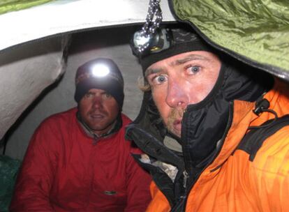 Óscar Pérez, con Álvaro Novellón al fondo, se hizo esta fotografía durante la escalada al Latok II.