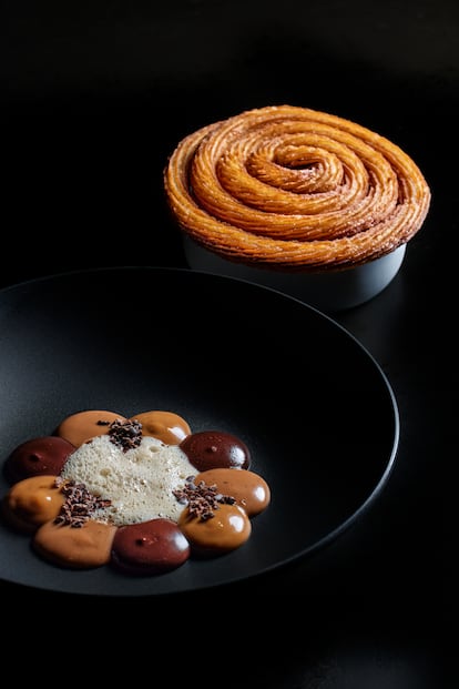 Postre de Ravioxo de churros con chocolates y mantequilla tostada.