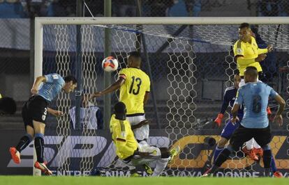 Godín marca o primeiro gol do partido.