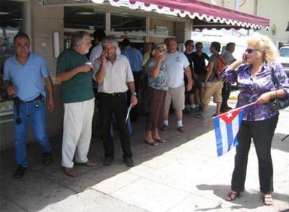 Exiliados cubanos frente al café Versalles, en la calle 8 de Miami.