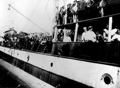 Emigrantes españoles a bordo de un barco rumbo a Argentina, a principios del siglo XX.