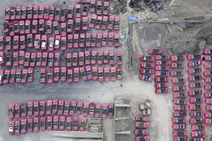 Cientos de taxis inservibles se amontonan en un estacionamiento de Taiyuan (China). La ciudad está sustituyendo los viejos coches por otros eléctricos.