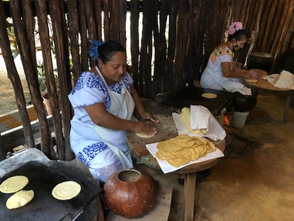 Mujeres yucatecas haciendo tortillas de maíz. 