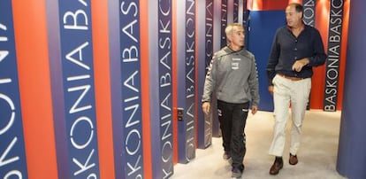 El presidente del Baskonia Josean Querejeta (d) y Marco Crespi.