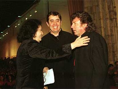 Aitana Alberti, Luis García Montero (en el centro) y Enrique Morente, en la clausura de los actos por el centenario del poeta.