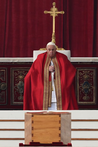 El papa Francisco junto al féretro del Benedicto XVI. A partir de mañana, Francisco deberá lidiar en soledad con las amenazas que continúan llegando desde el seno de la Iglesia católica y terminar las grandes reformas que prometió cuando hace 10 años sucedió a Joseph Ratzinger.