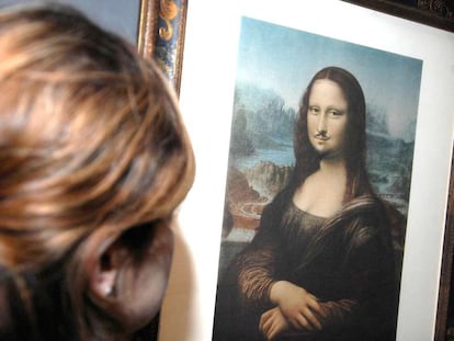 Una mujer observa la obra 'L.H.O.O.Q.', de Marcel Duchamp.
