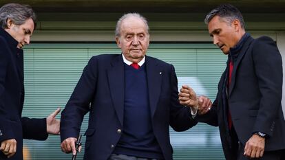 Juan Carlos I, ayer en el palco de Stamford Bridge, en Londres, durante el Chelsea- Real Madrid
