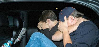 Los actores Tobey Maguire y Leonardo DiCaprio (en primer término) ocultan su rostro a los fotórgafos, en una imagen de 2006.