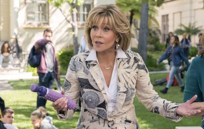 Jane Fonda con un consolador en la mano en una escena de la serie 'Grace y Frankie'.