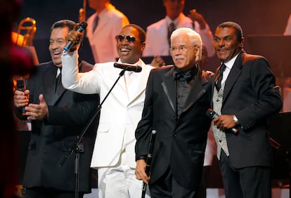 De izquierda a derecha, los músicos Tito Nieves, Sexappeal, Johnny Pacheco y José Alberto, 'El Canario', en la ceremonia de los Premios Casandra 2009 en Santo Domingo, donde le fue concedido el trofeo de honor a Pacheco.