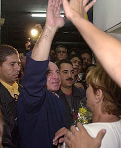Pedro Carmona saluda a sus seguidores al llegar ayer a su casa.
