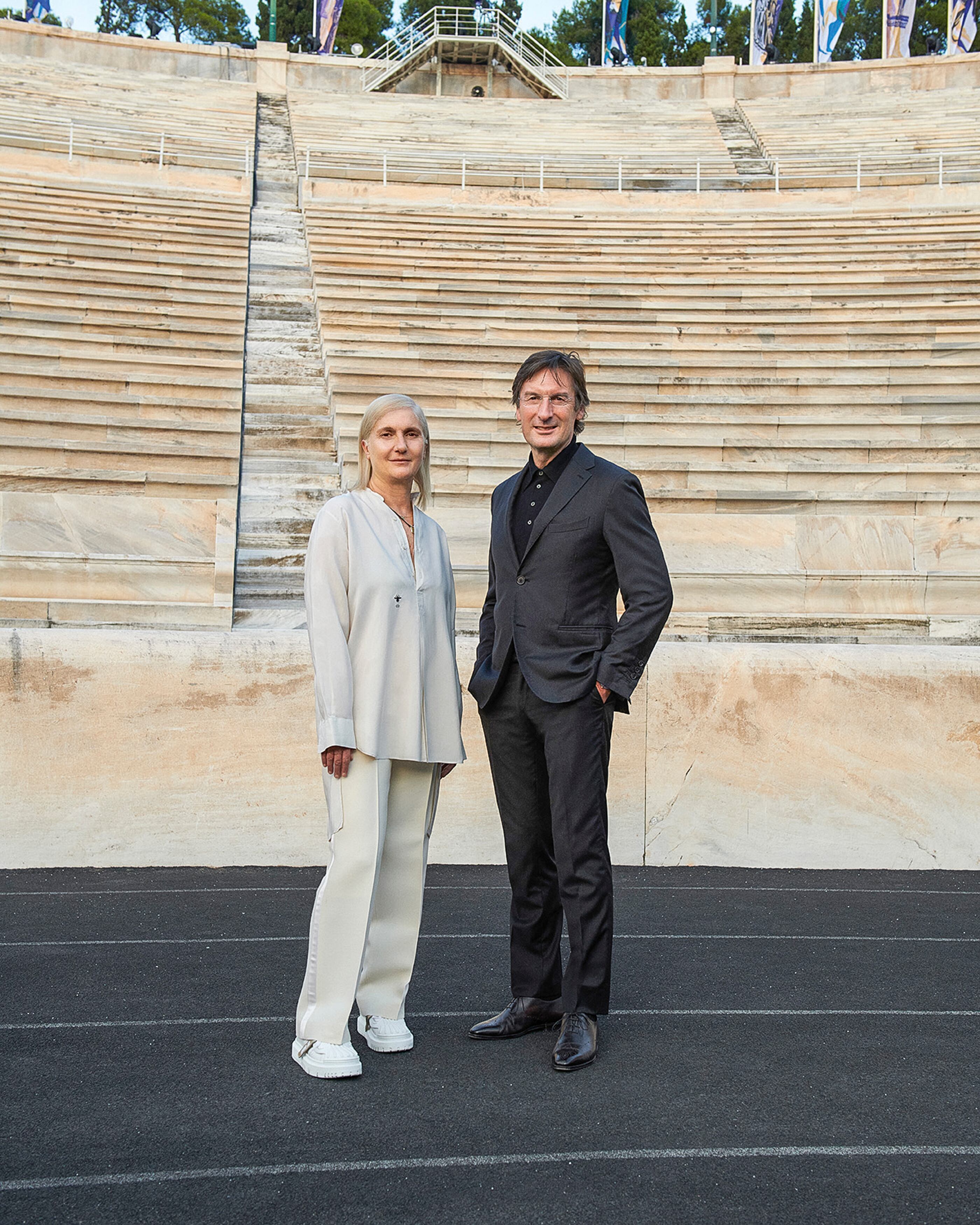 Maria Grazia Chiuri, directora creativa de la línea femenina, junto a Beccari, en el estadio Panatenaico de Atenas.