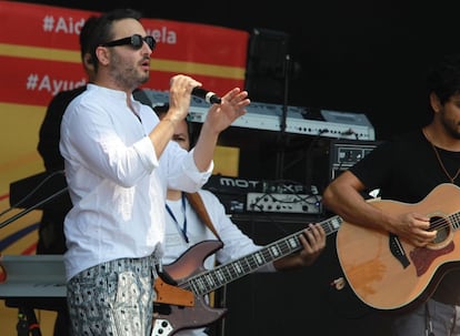 El cantante mexicano Jesús Navarro actúa durante el concierto 'Venezuela Aid Live'.
