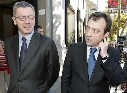 El alcalde de Madrid, Alberto Ruiz Gallardón, junto al vicealcalde, Manuel Cobo, a su llegada a la reunión.