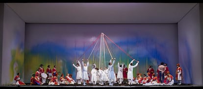 Coro y figurantes durante el ‘Hostias’ del ‘Réquiem’ de Mozart convertida en una danza popular, el pasado 18 de febrero en el Liceu de Barcelona.