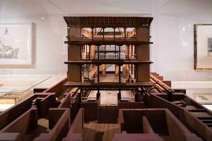 Cultura renovada. El Museo Nacional del Teatro
de Almagro (Ciudad Real), de 1919, ha reabierto
recientemente sus puertas tras dos años de remodelación
y ampliación. Gracias a ello, tiene espacio para exponer
300 objetos relacionados con el teatro, la danza, el circo
y la lírica, desde el siglo XVI hasta la actualidad. Se ha
convertido así en el centro de conservación y exhibición
de patrimonio escénico más importante de España. En la imagen, uno de los objetos expuesto en el Museo Nacional de Artes Escénicas, en Almagro.