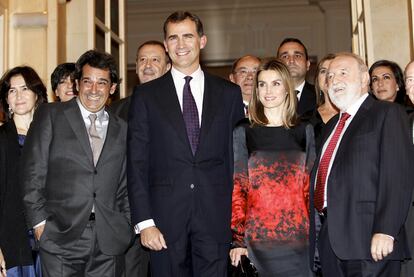 Miguel Mora, a la izquierda, con los Príncipes de Asturias (en el centro), y el jurado del premio.