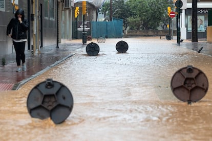 Alcantarillas abiertas en una calle de la barriada de Campanillas en Málaga.