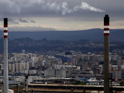 Chimeneas de la refinería Repsol en A Coruña.