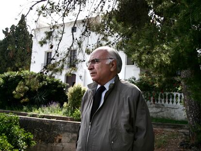 El poeta Francisco Brines, en su casa de La Oliva, Valencia, en 2006