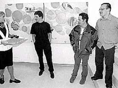 Los artistas Aiert Alonso, José Ramón Amondarain e Iñaki Gracenea, en la Galería DV de San Sebastián.