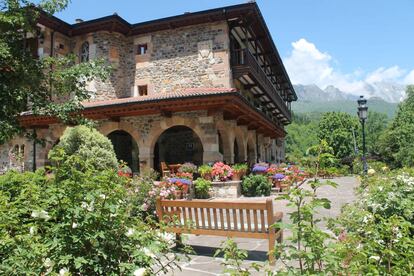 Edificio y jardines del Hotel del Oso, en Cosgaya (Cantabria). 