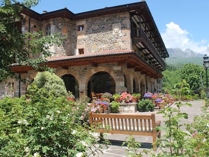 Edificio y jardines del Hotel del Oso, en Cosgaya (Cantabria). 