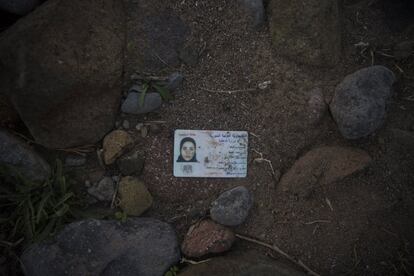 Pese al incremento de los controles de seguridad en la costa turca, los migrantes y refugiados siguen llegando cada día a las islas griegas. En la imagen, un carné de identidad de una mujer siria en una playa cerca de la ciudad griega de Molyvos.