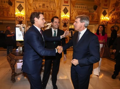 Albert Rivera saluda a Ángel Garrido, acompañado por Ignacio Aguado, durante el desayuno informativo de Nueva Economía Fórum, el 25 de abril de 2019.