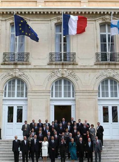 Foto de familia, ayer en Marsella, de los 43 cancilleres de la UE y de los países del sur mediterráneo.