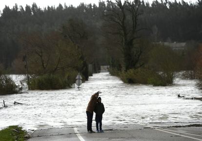 Un padre y su hijo se hacen un selfie en el borde de una carretera inundada en Arzila (Portugal), el 14 de febrero de 2016.