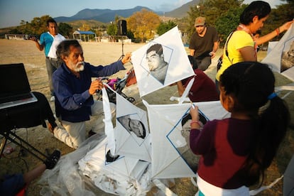 Toledo reparte algunos retratos en forma de cometas de los 43 estudiantes de Ayotzinapa. Explicaba que el uso de los 'papalotes' era un gesto y parte de una costumbre del sur.