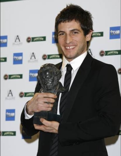 Quim Guitiérrez, con el Goya como mejor actor revelación por su trabajo en 'AzulOscuroCasiNegro' en 2007.