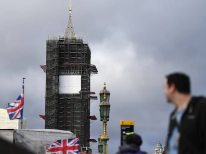 A torre do Big Ben, em Londres, nesta sexta-feira, cercada de andaimes.