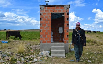 Estanislao Salas, presidente del comité de agua de Huarialtaya, junto a uno de los nuevos retretes ecológicos instalados en esta comunidad del Altiplano boliviano.