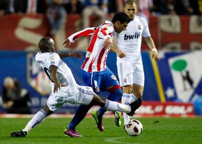 Mourinho ha optado por un trivote defensivo formado por Xabi Alonso, Khedira y Lass. El francés ocupa el puesto de Di María, que normalmente es titular en el Madrid. En la imagen, lucha por el balón con Reyes.