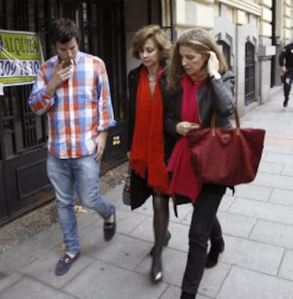 Guillermo Bárcenas (izquierda), hijo Luis Bárcenas, su mujer, Rosalía Iglesias (derecha), y su abogada, María Dolores Márquez de Prado, tras el asalto.