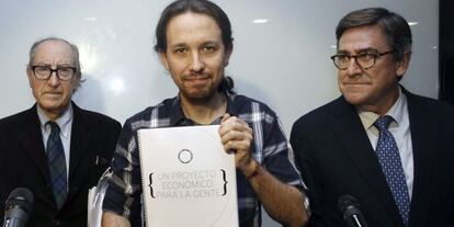 Pablo Iglesias, entre los economistas Vicenç Navarro y Juan Torres.
