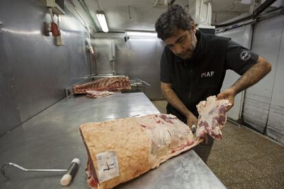 Hernán Méndez trabaja sobre un corte en su carnicería de Palermo.